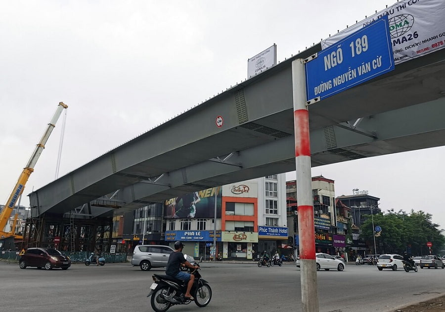 Cầu vượt cạn bắc ngang qua đường Nguyễn Văn Cừ (phường Ngọc Lâm, quận Long Biên, Hà Nội) đang được thi công trở lại, sau nhiều năm nằm "đắp chiếu".