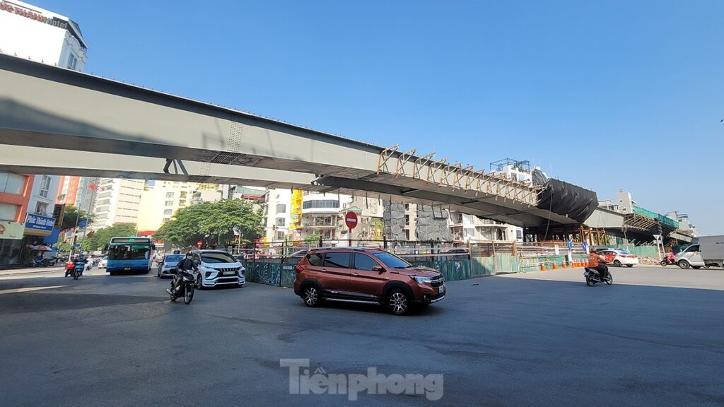 Tuyến đường 40m nối từ đường Nguyễn Văn Cừ đến hết khu tái định cư phường Ngọc Thụy (Long Biên, Hà Nội) có tiến độ hoàn thành năm 2020 nhưng cho đến nay, dự án mới bắt đầu thi công mới tại vị trí cầu vượt qua đường Nguyễn Văn Cừ ( Ảnh Tienphong)