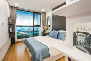 Phòng ngủ với hệ cửa sổ khổ lớn giúp đón nắng gió tự nhiên và mang đến tầm nhìn mãn nhãn.