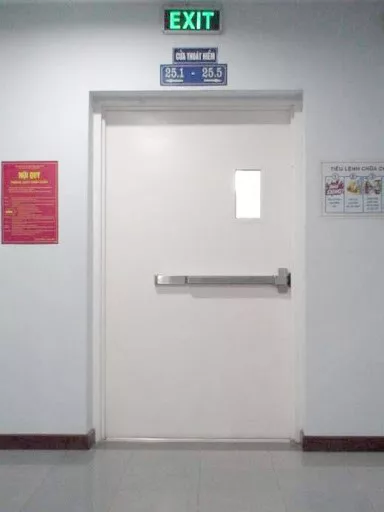 Lối thoát hiểm thường có bảng exit màu xanh
