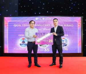 Khách hàng nhận giải nhì khi mua căn hộ khai sơn city