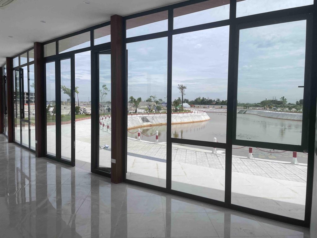 Nhà điều hành bên hồ cảnh quan Dự án